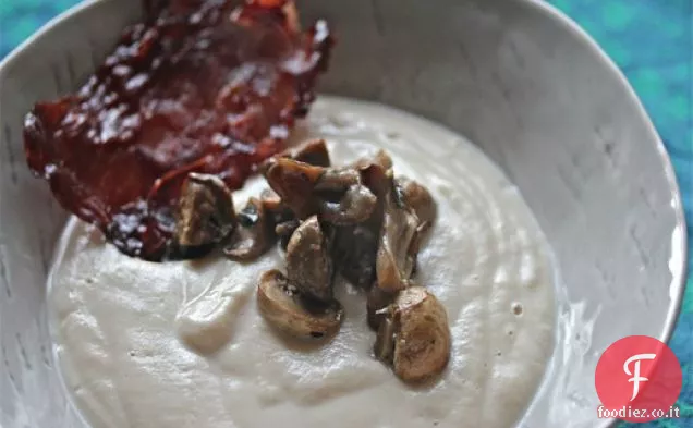 Zuppa di cavolfiore affumicato con funghi selvatici e patatine al prosciutto