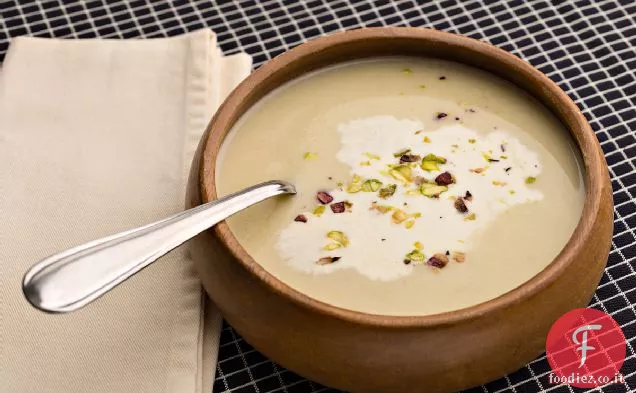 Zuppa cremosa di sedano con pistacchi