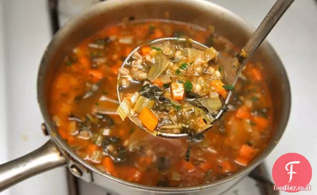 Zuppa abbondante di scarola, orzo e parmigiano