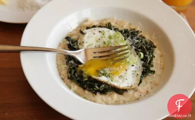 Formaggio purè di fagioli bianchi con cavolo, parmigiano, e un uovo fritto