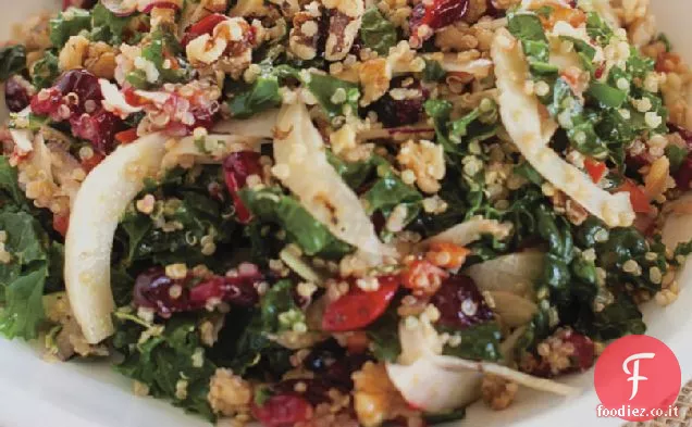 Insalata di cavolo e quinoa all'aglio arrosto con ricetta di mirtilli rossi