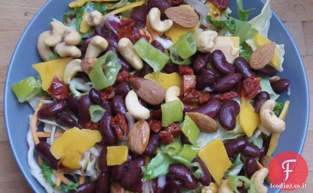 Insalata piccante con fagioli, cheddar e noci