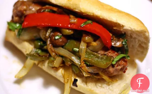 Salsiccia italiana arrosto, pepe e panino ai funghi