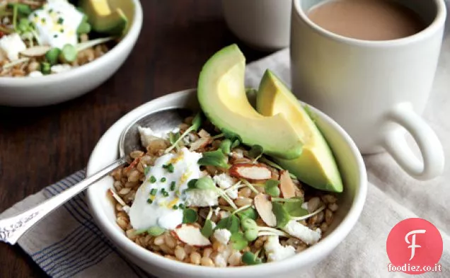 Ciotola di orzo della California con salsa di yogurt al limone