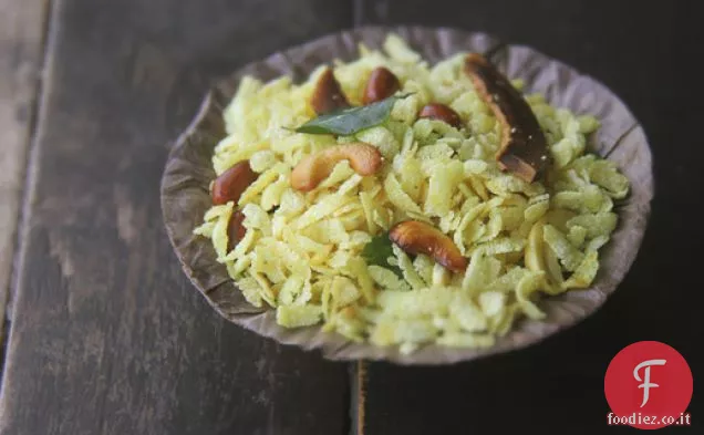 Poha Chivda (spuntino di riso appiattito indiano)