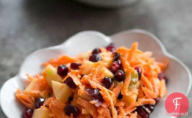 Insalata di carote ingioiellate con mela e melograno