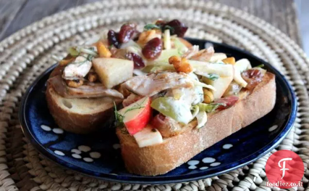 Insalata di tacchino Waldorf con finocchio, uva tostata e noci piccanti
