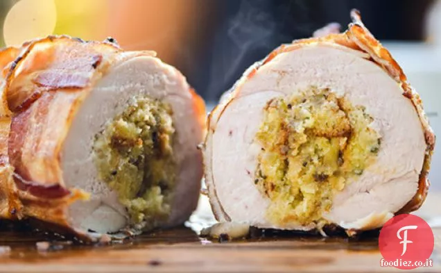 Petto di tacchino avvolto con pancetta e ripieno di pane di mais