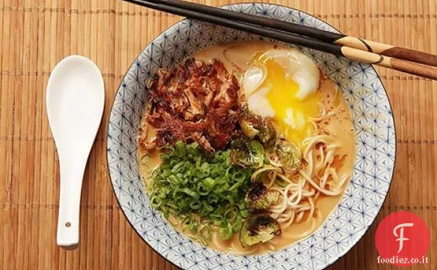 Ramen di Paitan di tacchino con tacchino croccante e uovo cotto morbido