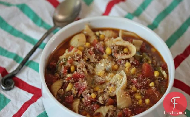 Maiale piccante, pepe verde e zuppa di mais