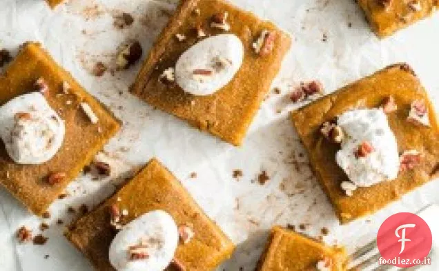 Quadrati di torta di zucca vegan con crosta di cracker Graham senza glutine