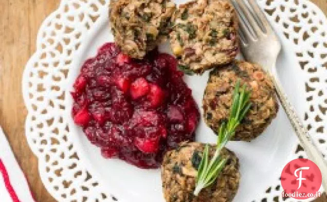 Palline di noci ai funghi di lenticchie con salsa di mirtilli e pere