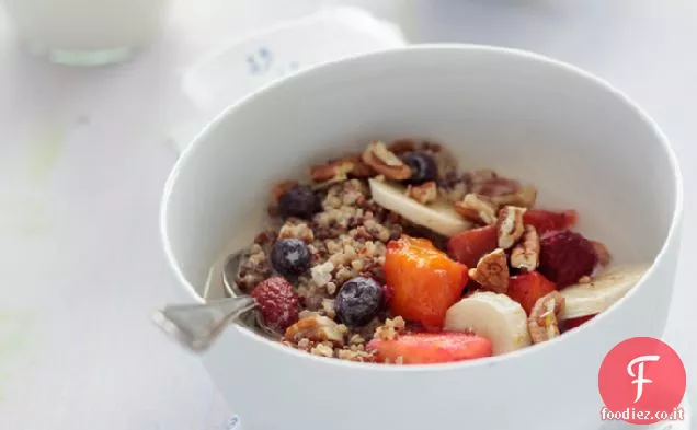 Colazione a base di quinoa al latte di mandorle con frutta fresca, cannella, noci pecan e sciroppo d'acero
