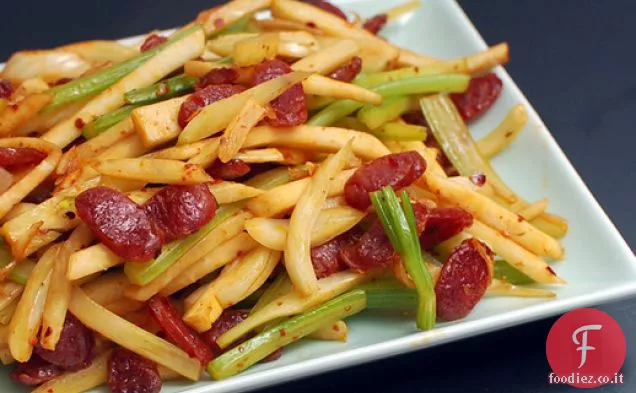 Piccante saltati in padella finocchio, sedano e radice di sedano con salsiccia cinese