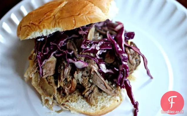 Slow Cooker Kalua panini di maiale con croccante Slaw asiatico