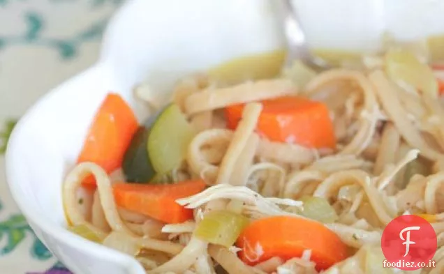 Classica zuppa di noodle di pollo con verdure arrostite