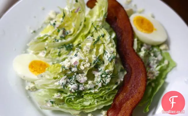 Insalata di cuneo con salsa ranch e formaggio blu sbriciolato