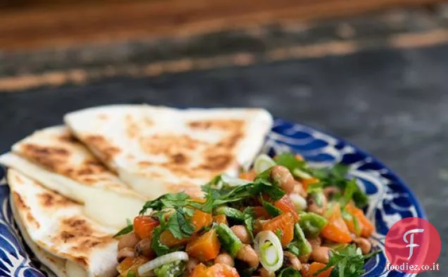 Salsa di piselli dagli occhi neri con formaggio Quesadillas