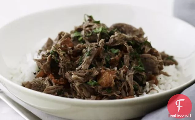 Agnello tagliuzzato con pomodoro e basilico su riso