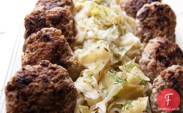 Tortini di salsiccia di maiale con cavolo brasato e mele