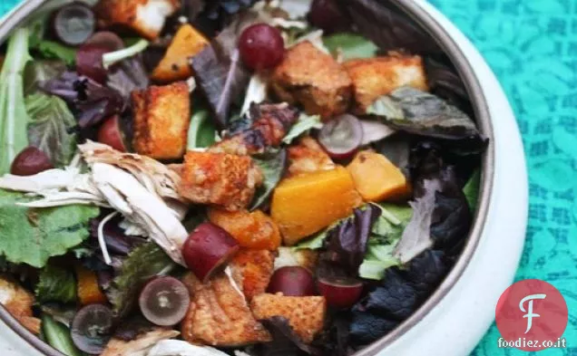 Insalata di pollo arrosto e zucca con crostini, rucola e uva