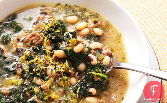 Salsiccia facile, cavolo nero e zuppa di piselli con limone e rosmarino