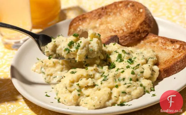 Erbe fresche e crema di formaggio Scramble