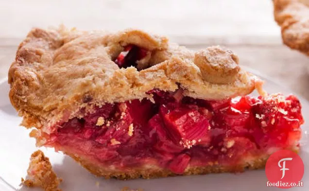 Torta di fragole e rabarbaro con crosta di panna acida