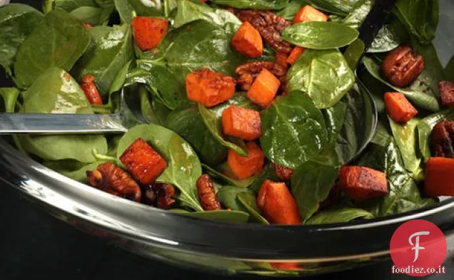 Insalata calda di spinaci con noci pecan affumicate e patate dolci