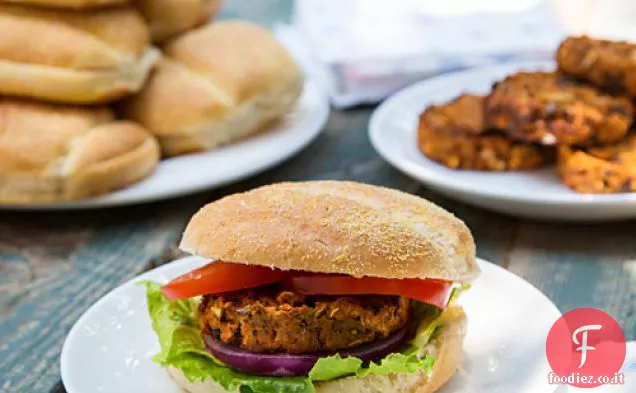 Hamburger di patate dolci e fagioli neri di ispirazione africana