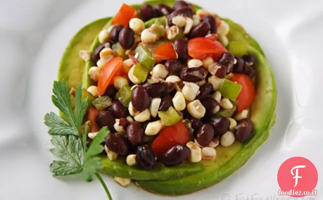 Insalata di mais crudo e fagioli neri con avocado