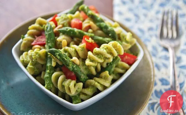 Insalata di pasta al pesto di asparagi