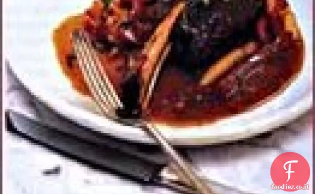 Stinchi di agnello brasati con peperoni e aglio