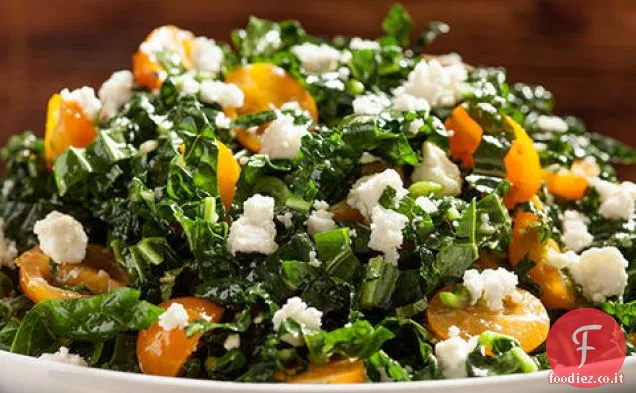 Cavolo tritato, pomodori, feta e insalata di menta