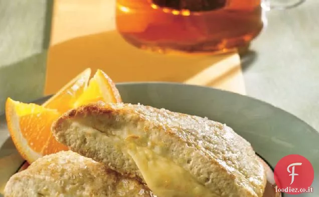 Spicchi di scone arancione con ripieno di crema di formaggio