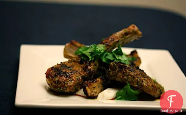 Costolette di agnello Charmoula alla griglia con salsa di yogurt al cumino