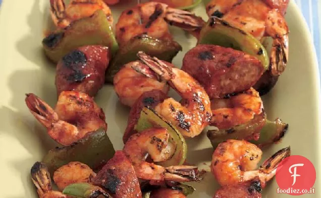 Gamberi alla griglia e salsiccia Kabobs