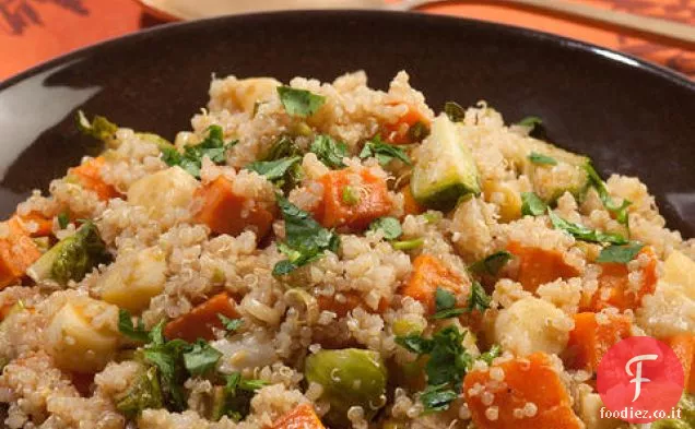 Insalata calda di quinoa con verdure autunnali arrostite e condimento allo zenzero e scalogno