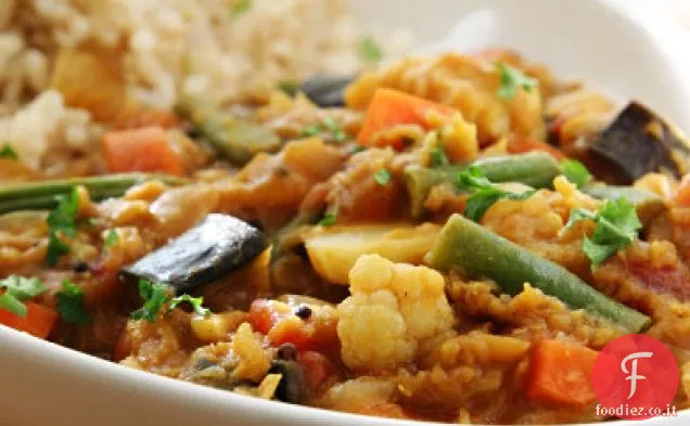 Sambar di lenticchie rosse dal fuoco vegano e spezie