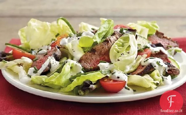 Insalata di bistecca con condimento cremoso