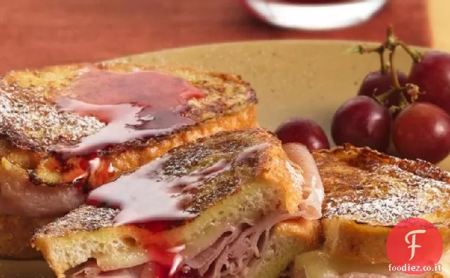 Monte Cristo farcito Toast alla francese con sciroppo di fragole