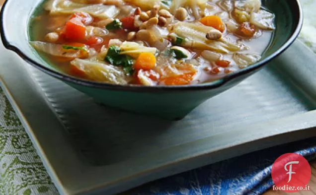 Semplice zuppa di cavolo e ceci con basilico fresco