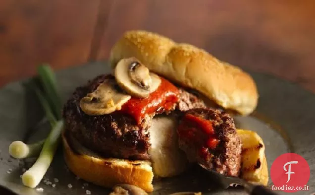 Hamburger di pizza con funghi ripieni di mozzarella