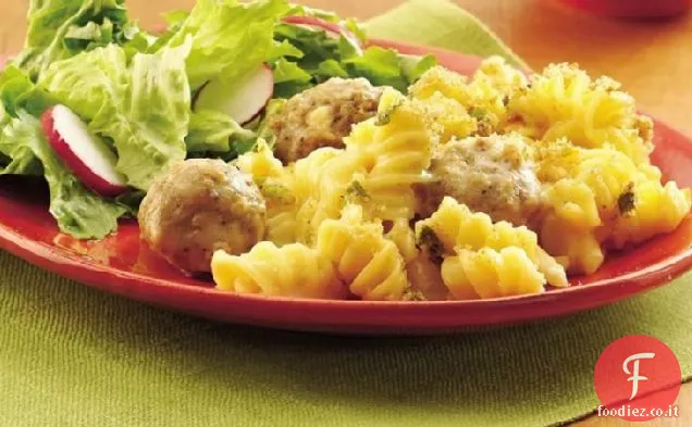 Casseruola di maccheroni e formaggio con polpette di carne