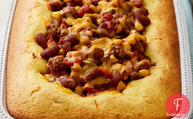 Casseruola di peperoncino con pane di mais