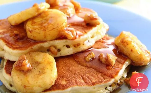 Frittelle di farina d'avena-zucchero di canna con sciroppo di banana e noci