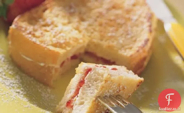 Toast alla francese ripieno di marmellata di fragole