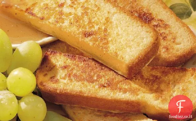 Bastoncini di toast alla cannella con sciroppo di sidro piccante