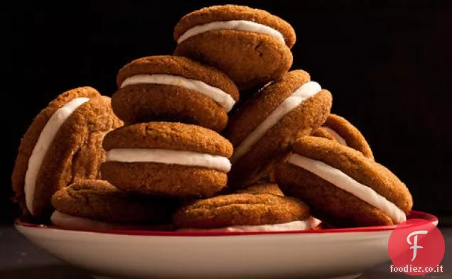 Biscotti sandwich Gingersnap con ripieno di limone
