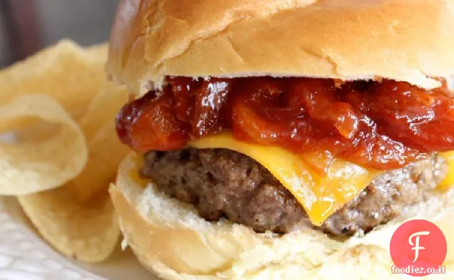 Steakhouse Cheddar Burger con pancetta calda salsa barbecue